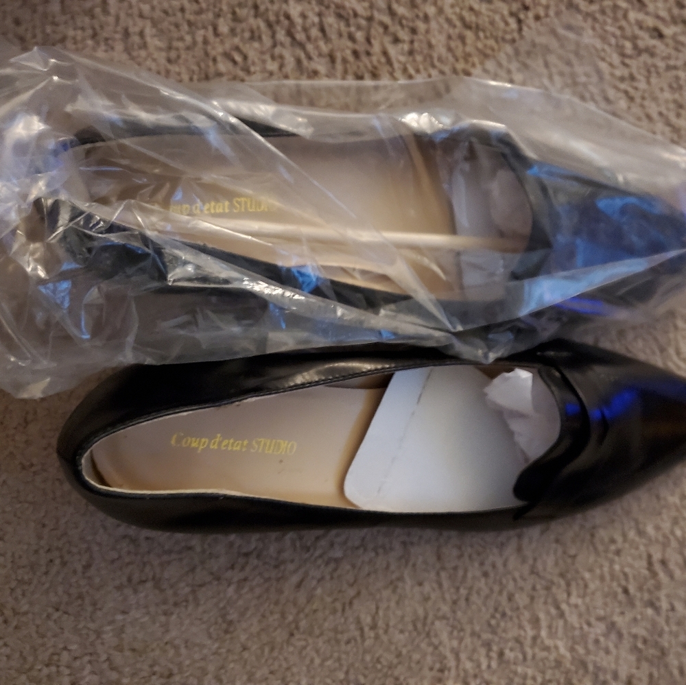 Leather low heeled pumps.